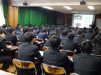 真境名先生の講義を受ける建築科1・2年生