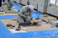 ・作品完成に向け一生懸命作業をする林君